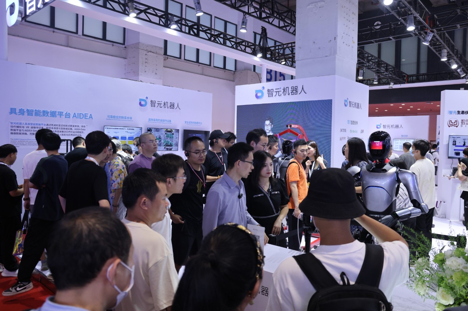 星空官网机器人亮相世界机器人大会WRC