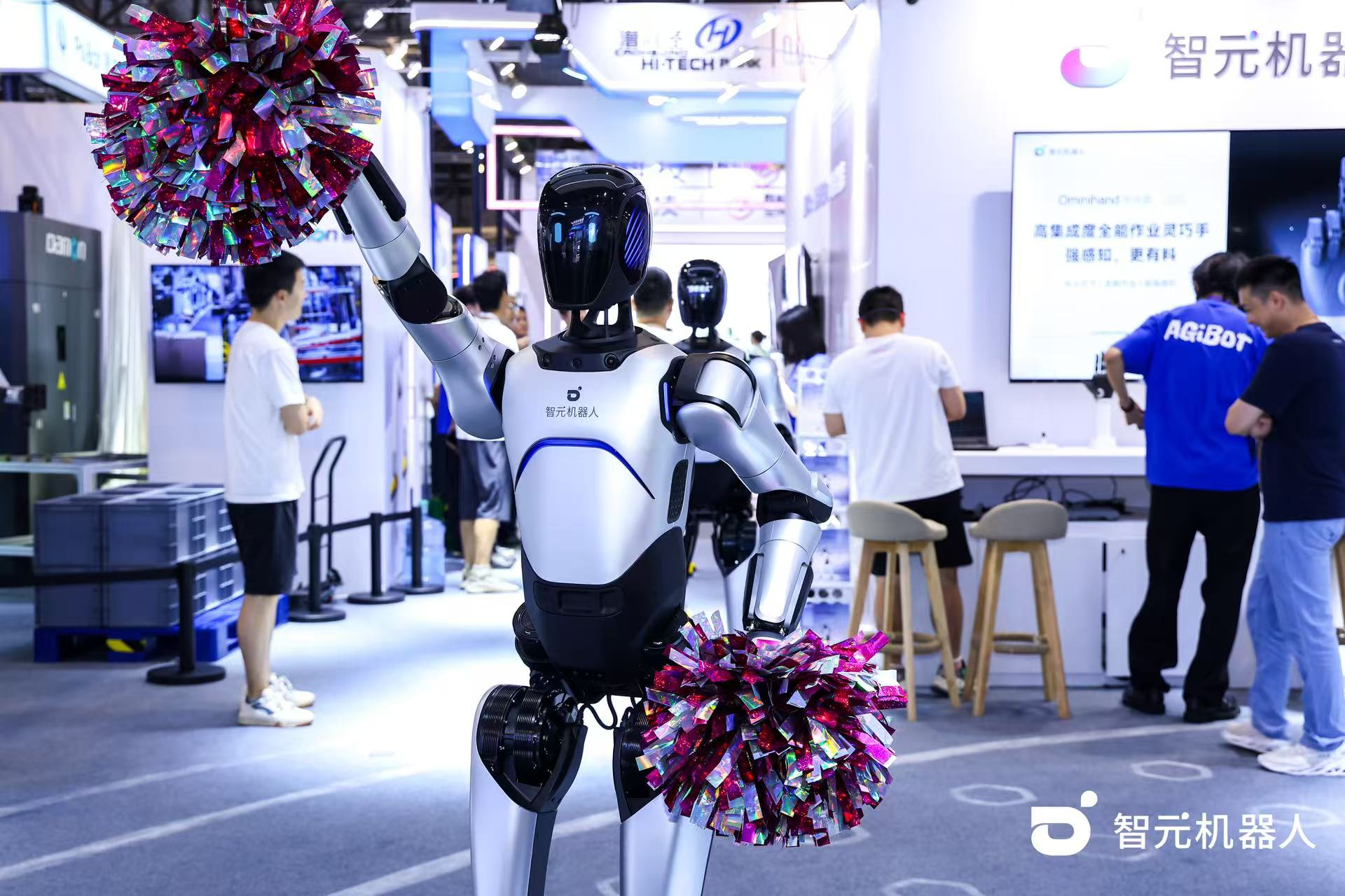 星空官网机器人 WAIC 首日展台火爆，机器人家族集体打工忙不停